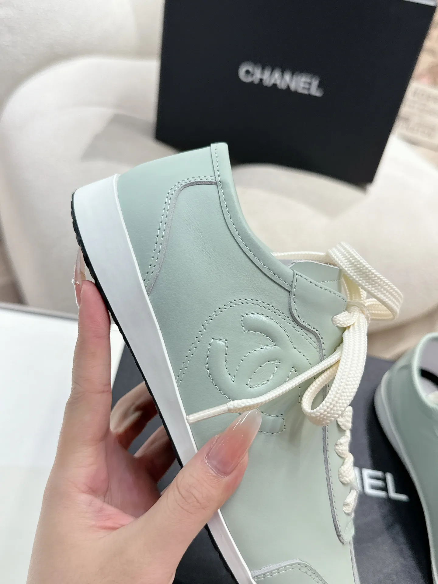 👟👟Ex-factory price 560👟👟 Chanel Grandma 2024 counter top casual sports shoes This classic design; the upper is electro-embroidered with a variety of techniques; the outsole is fashionable and sporty; it is unusual to incorporate a variety of color matching elements... The diversified mix and match is very good-looking and versatile, casual, fashionable, sports and outdoor can be taken into account... ꫛꫀꪝ Go➫ Material: ❶Upper is made of: Original imported high silk cow suede + small fragrance fabric ❷Inner lining: original imported breathable sheepskin lining ❸Outsole based on: original TPU combination outsole Special counter boutique packaging complete set for women 35–41